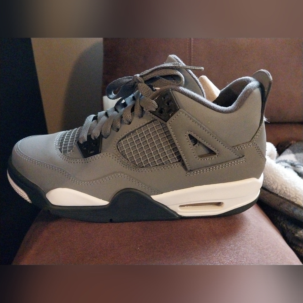Jordan 4 Retro Cool Grey,. DEADSTOCK, NEVER WORN. $200/OBO